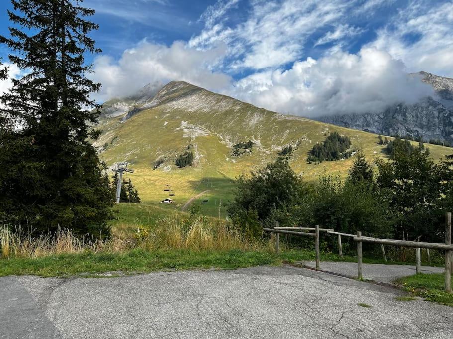 Appartement La Clusaz Avec Terrasse Sur Les Pistes De Ski Manigod Exterior foto